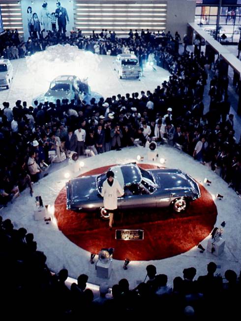 東京モーターショー 1960年代編 発表前のコスモスポーツで社長が登場