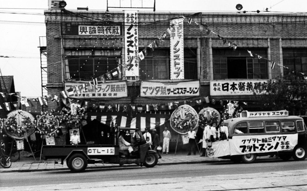 広島-東京間ノンストップ走破に挑戦中、愛知県の店舗前にて（1952年）