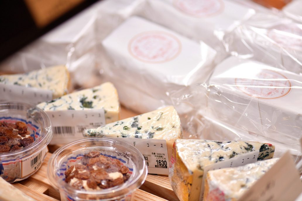 北欧の豊かな海産物、各種チーズ、デリカテッセンのラインナップも豊富